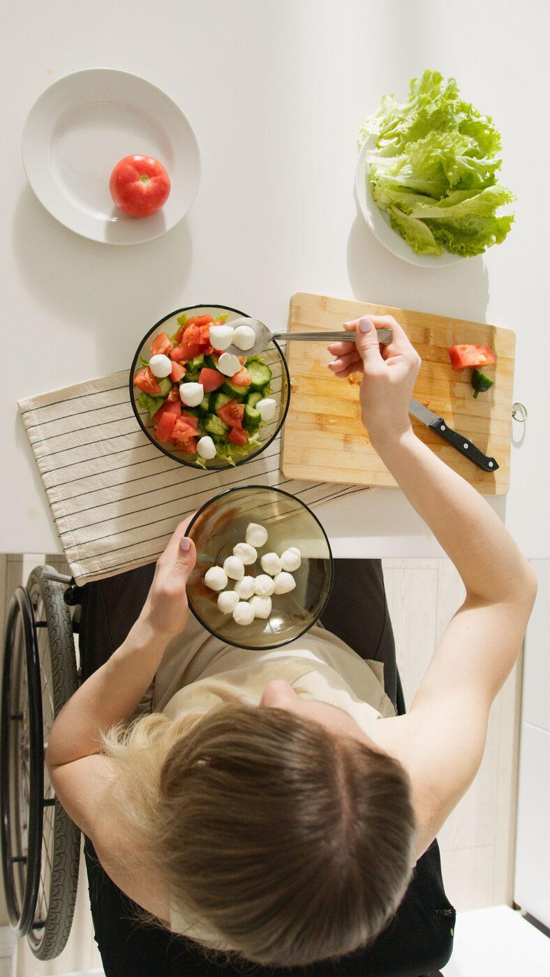 Préparation d'une salade fraîche vue de dessus, astuce simple pour une alimentation saine